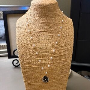 Chic gold tone and Pearl Necklace